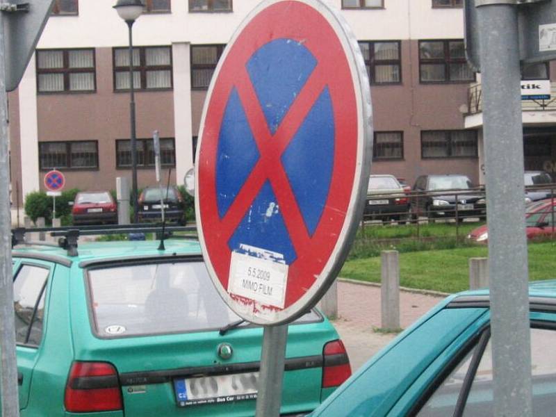 Zbytečné dopravní značky motoristé nevidí jen v Benešově. Pokud o nějakých víte, kontaktujte redakci BND