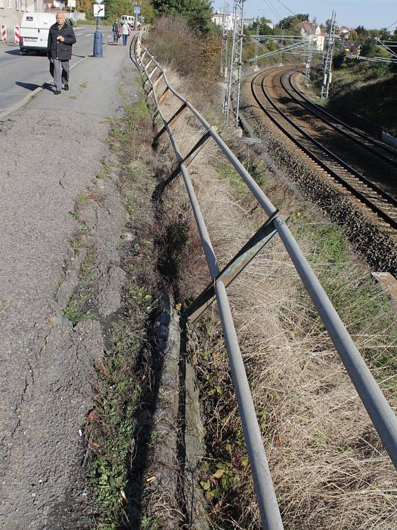 Zábradlí v Hodějovského ulici čeká generálka.