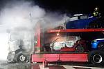 Požár nákladního vozidla na dálnici D1 u Divišova, které převáželo nová auta.