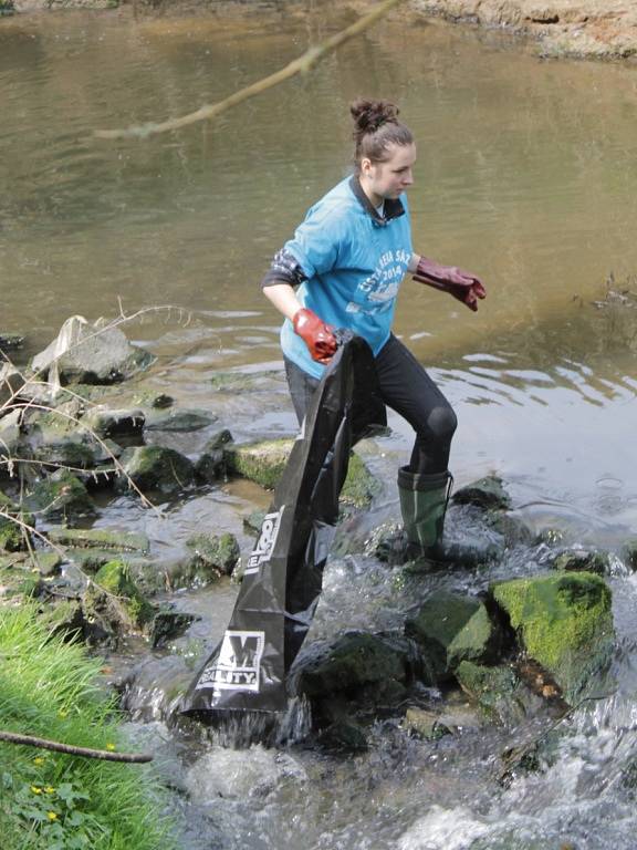 Letos se vydalo čistit řeku Sázavu zhruba 1300 dobrovolníků.