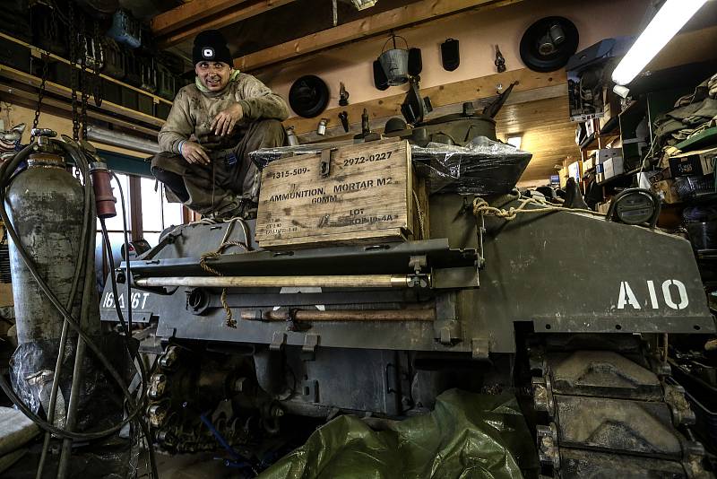 Americký tank M4 Sherman patří Pavlu Roglovi. Mechanikem je Jan "Jelly" Šulc.