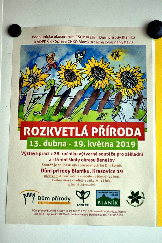 Výstava výtvarných prací Rozkvetlá příroda v Domě přírody Blaníku nedaleko Krasovic.
