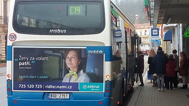 S citelným nedostatkem řidičů autobusů (pro něž by byly peníze, ale prostě není koho zaměstnat) se potýkají dopravci jak hlavním městě, tak ve středních Čechách. Změnit se to snaží různé kampaně zaměřené na nábor nových šoférů. Patří k nim i snaha nalákat