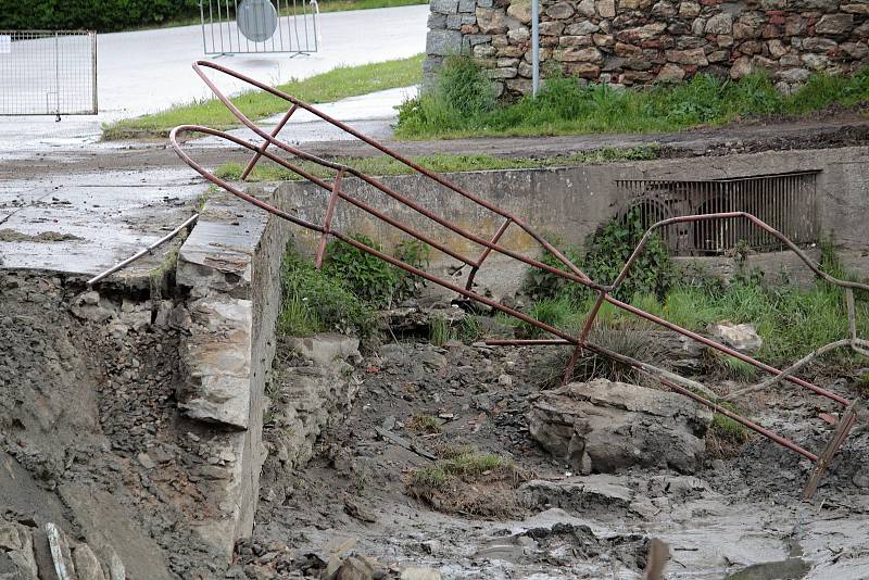 Rekonstrukce Pivovarského rybníka v Louňovicích pod Blaníkem, stav v pátek 21. května 2021.