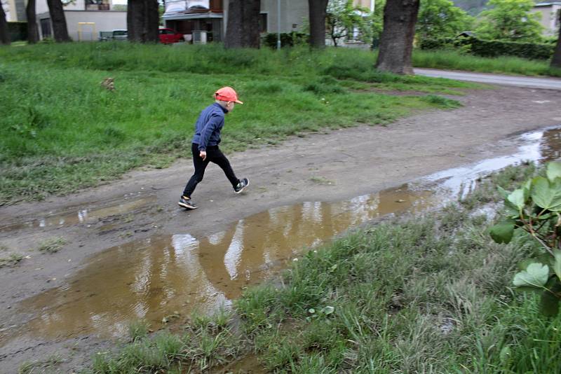 Udržet vodu v městské krajině pomůže v Týnci nad Sázavou výstavba tůněk na strouze mezi garážemi a ulicí K Zeleným vratům.