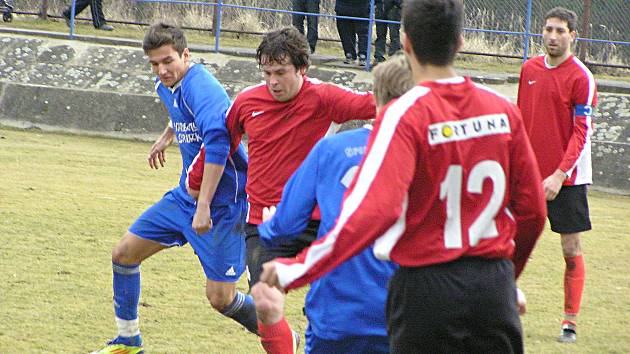 Přestřelka v Týnci přinesla divákům osm branek.