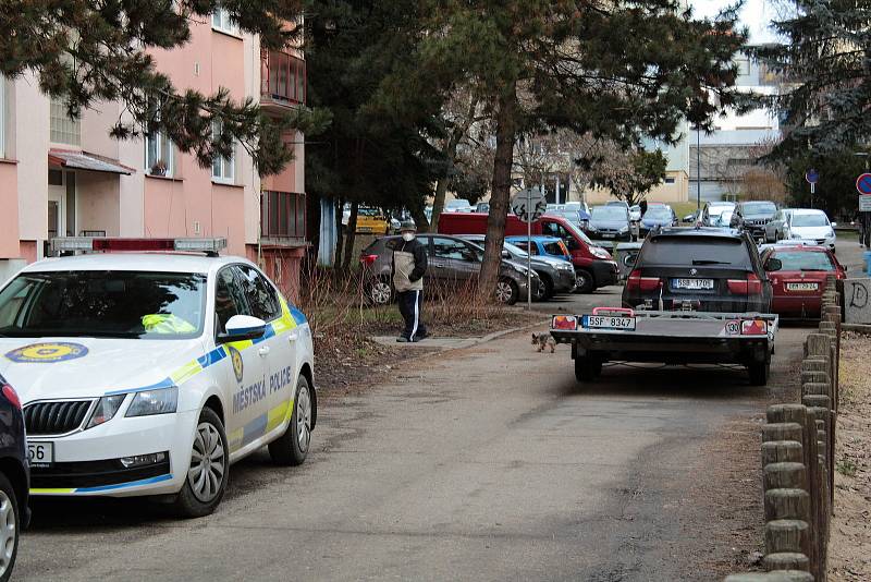 Městská policie v Benešově využívá speciální hevery na manipulaci s vozidly ve stísněném prostoru.