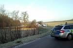 Při nehodě, k níž došlo ve středu 8. prosince 2021 ráno na silnici ze Skalice do Benešova, policisté nezastavili dopravu na křižovatce ve Skalici, ale až nedaleko místa události. Řidiči se tak museli otáčet až tam, na úzké silnici.