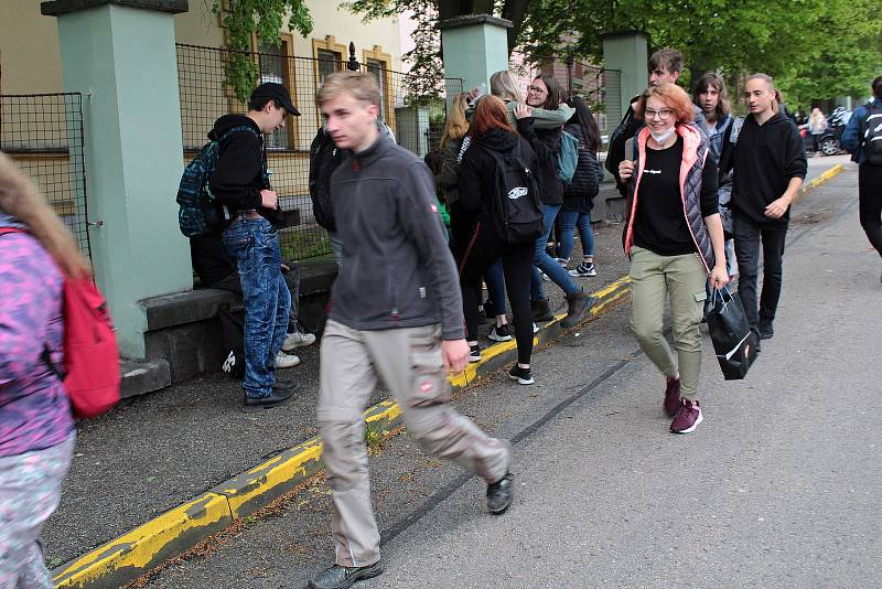 Z prvního vyučovacího dne studentů Střední zemědělské školy v Benešově po rozvolnění koronavirových opatření.