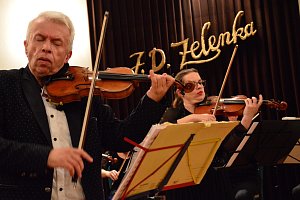 Virtuos Jaroslav Svěcený při koncertu v Louňovicích pod Blaníkem.