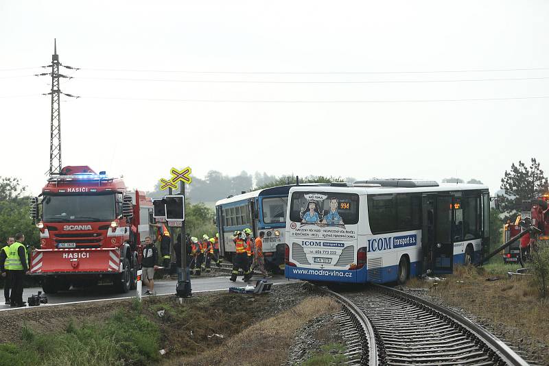 Ke srážce vlaku s autobusem došlo u Struhařova na Benešovsku v neděli 14. června.