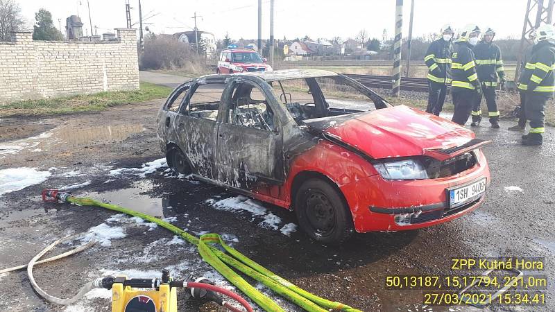 Přenosným pěnotvorným zařízením bylo dohašeno osobní auto na Kutnohorsku. 