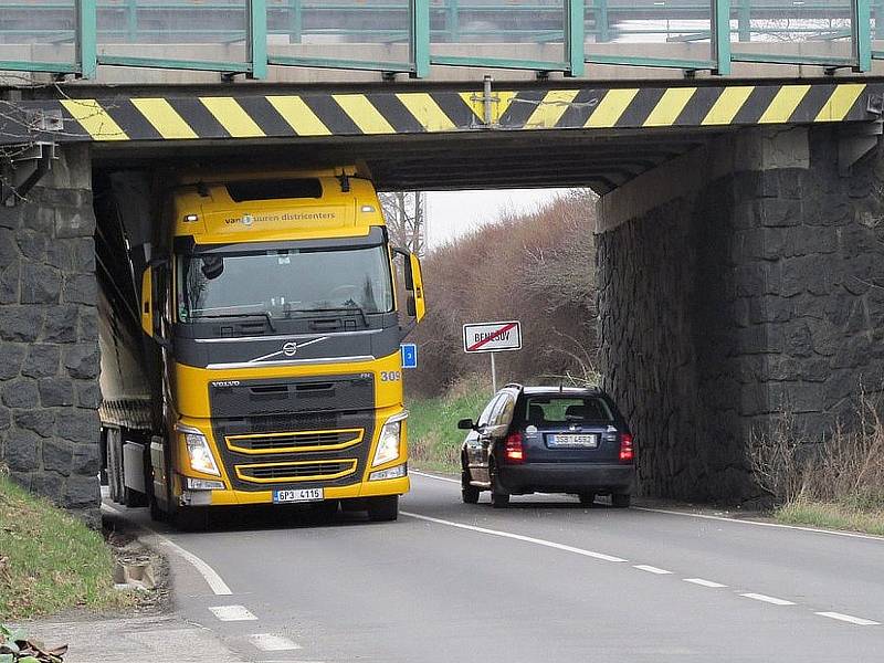 Mosty na silnici I/3 projdou do opravou která má skončit na začátku září. Poškozuje je těžká doprava na nich i pod nimi. Například v Máchově ulici už uvízla řada kamionů.