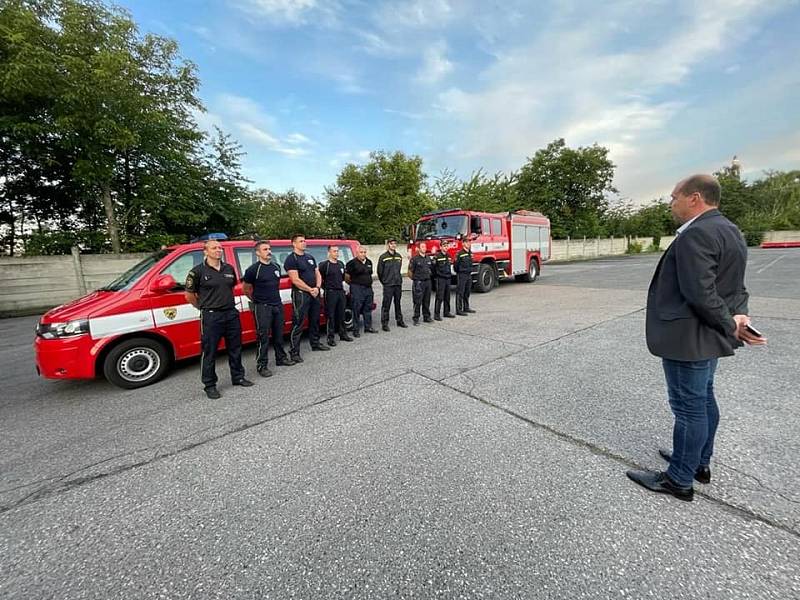 Z odjezdu středočeských hasičů z Říčan na pomoc ohněm zasaženému Řecku.