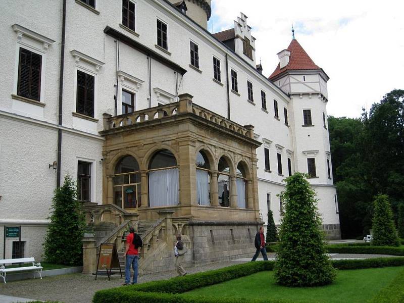 Sezónní provádění na hradech nebo zámcích je mezi studenty oblíbenou letní brigádou - Konopiště