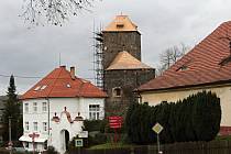 Oprava střech rotundy a věže týneckého hradu je v polovině listopadu 2023 kompletně hotová.