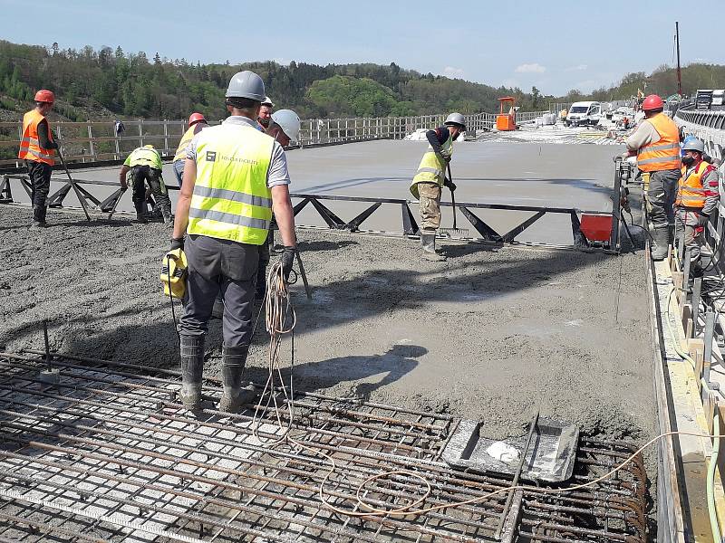 Výstavba mostu na dálnici D1 u Hvězdonic.