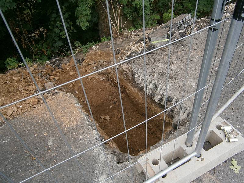 Silnice spojující Vlašim s Domašínem je stále uzavřená. Stavební práce jsou v plném proudu.