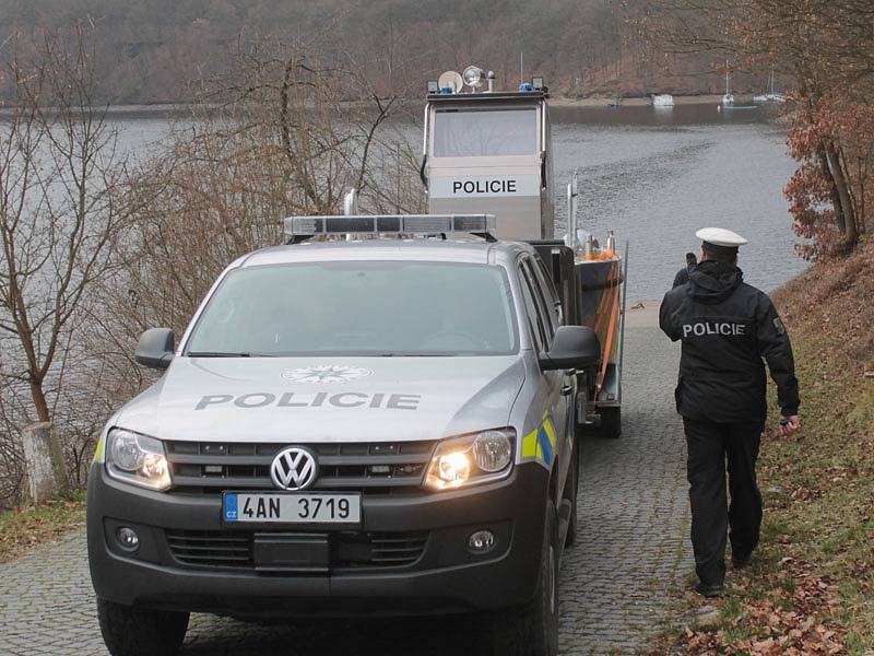 Policisté z Třebenického poříčního oddělení si na Slapech převzali nové čluny.