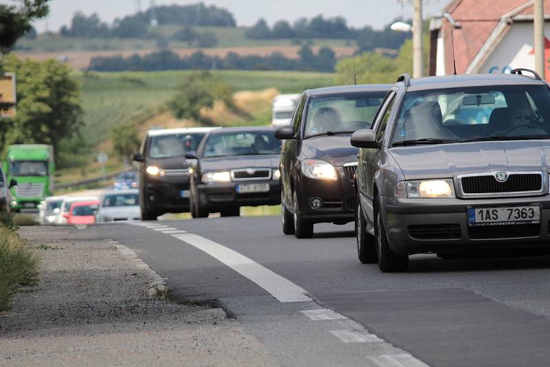 Protesty v Olbramovicích kvůli oddalování stavby obchvatu.