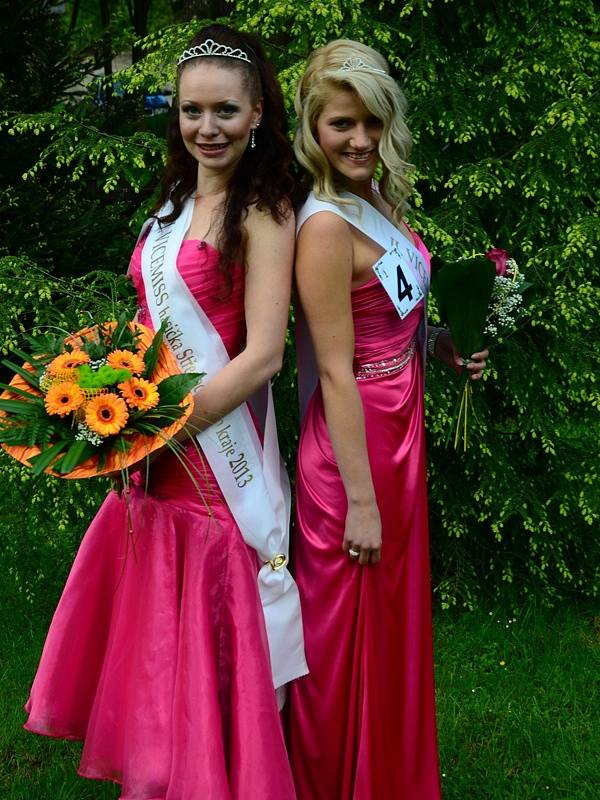 Z šatny a zákulisí volby Miss hasička Středočeského kraje 2013 na Konopišti.