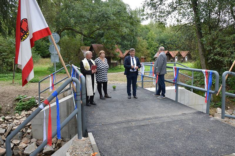 Mostek přes Štěpánovský potok z první republiky nahradili novým.