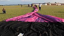 Příprava na let největšího horkovzdušného balónu ve střední Evropě na Letišti Benešov u Nesvačil.