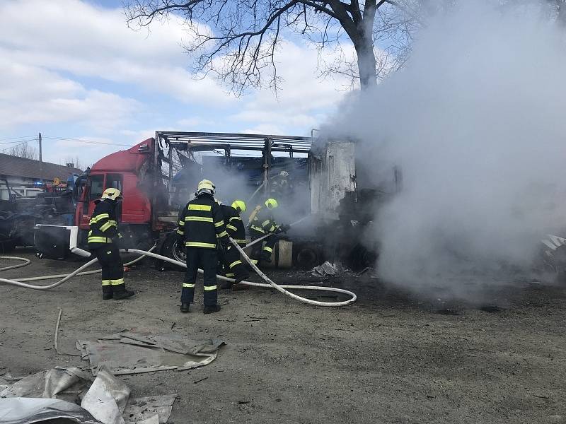 Hasiči zasahovali u požáru nákladních vozidel v obci Psáry.