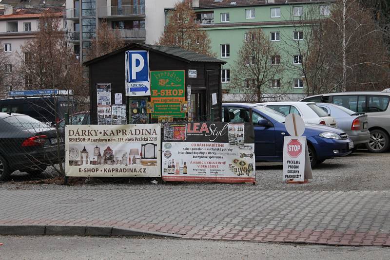 Reklama v Benešově dozná změny, kdy, to není jasné. Radnice se o to snaží už roky.