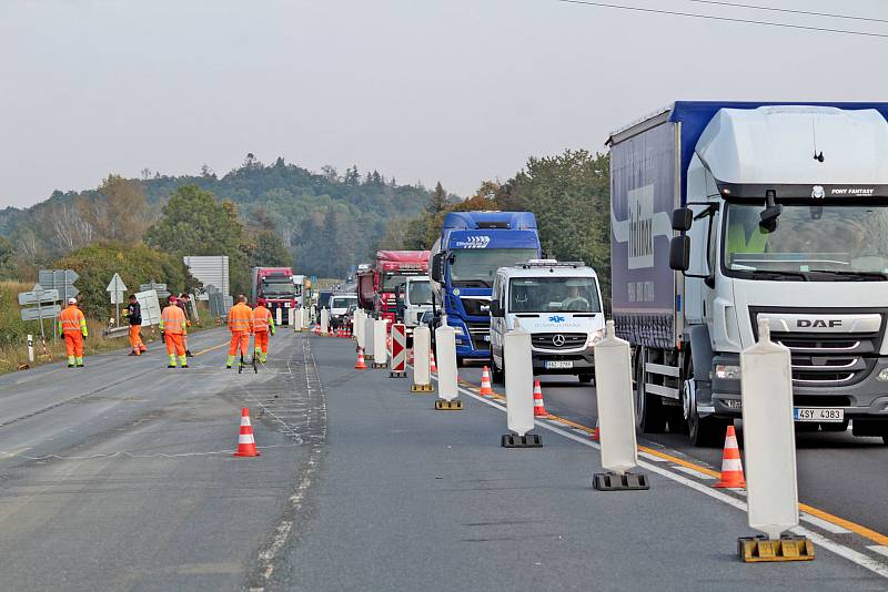 Stavba okružní křižovatky na Červených Vršcích v Benešově.