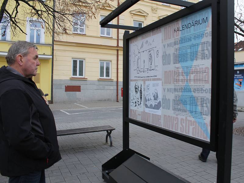 Z vernisáže panelové výstavy 'Tenkrát před 30 lety' na Masarykově náměstí v Benešově.