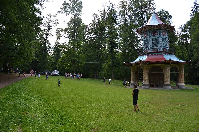 Děti si u Čínského pavilonu vyzkoušely nejen lanovou dráhu, ale také různé soutěžní disciplíny či netradiční bubny.