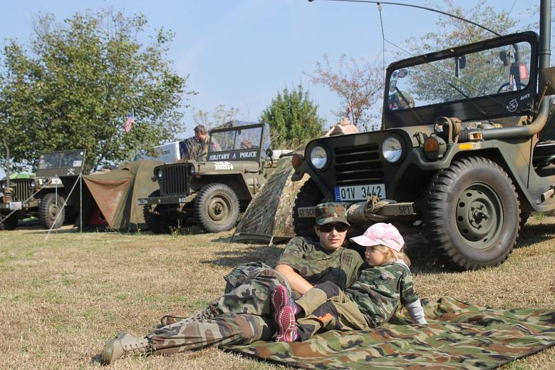 Deváté setkání příznivců US Army v Drahňovicích. 