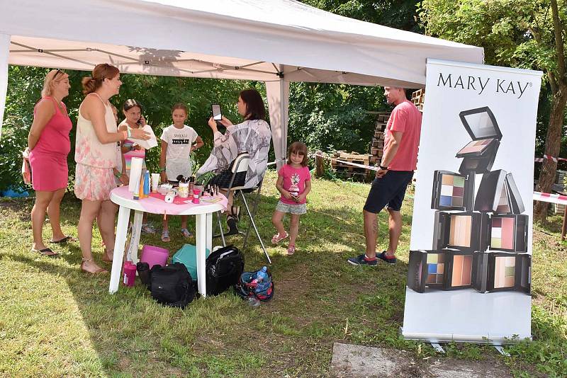 Výtěžek letošního festivalu CihlaFest půjde na opravu střechy Fary.