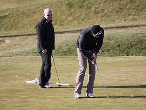 Zatímco jedni nazuli na nohy lyže, druzí se vydali na golfové hřiště.