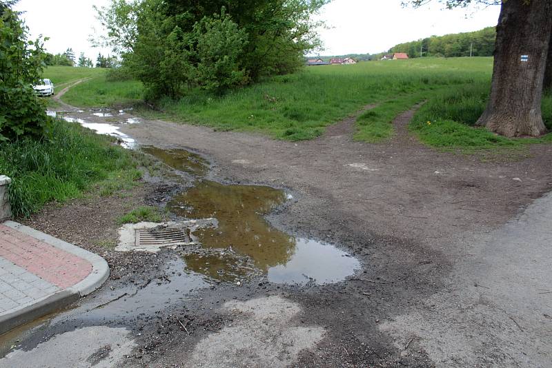 Udržet vodu v městské krajině pomůže v Týnci nad Sázavou výstavba tůněk na strouze mezi garážemi a ulicí K Zeleným vratům.