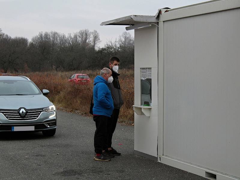 Z testovacího místa na koronavirus v ulici Ke Stadionu v Benešově.