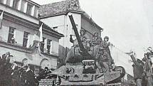 Tanky Rudé armády dorazily na benešovské centrální náměstí poté, co se z města stáhli vojáci ROA