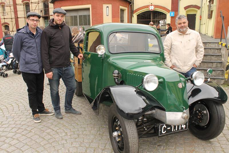 Na nádvoří pivovaru návštěvníci oslavy 120 let pivovaru obdivovali krásu naleštěných automobilových a motocyklových veteránů.