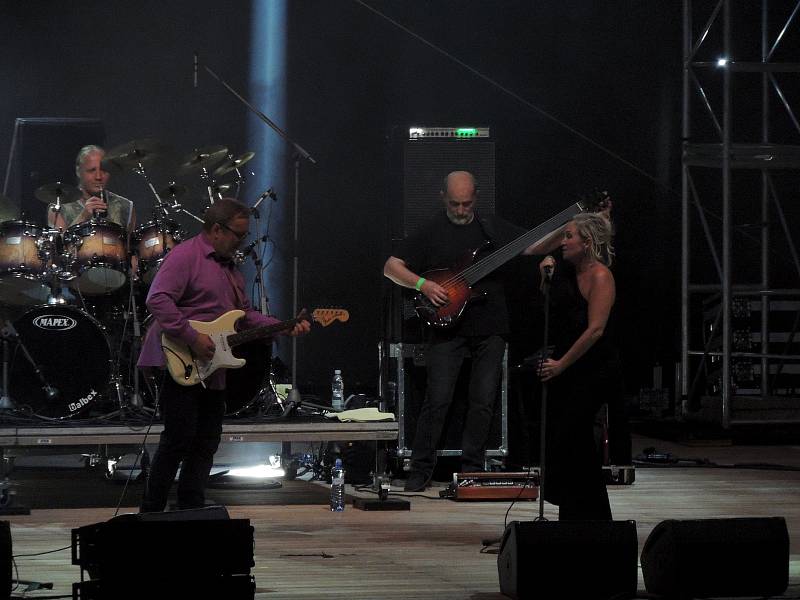 Fanoušci zažili koncert legendární anglické kapely i známého tuzemského, hudebního uskupení.