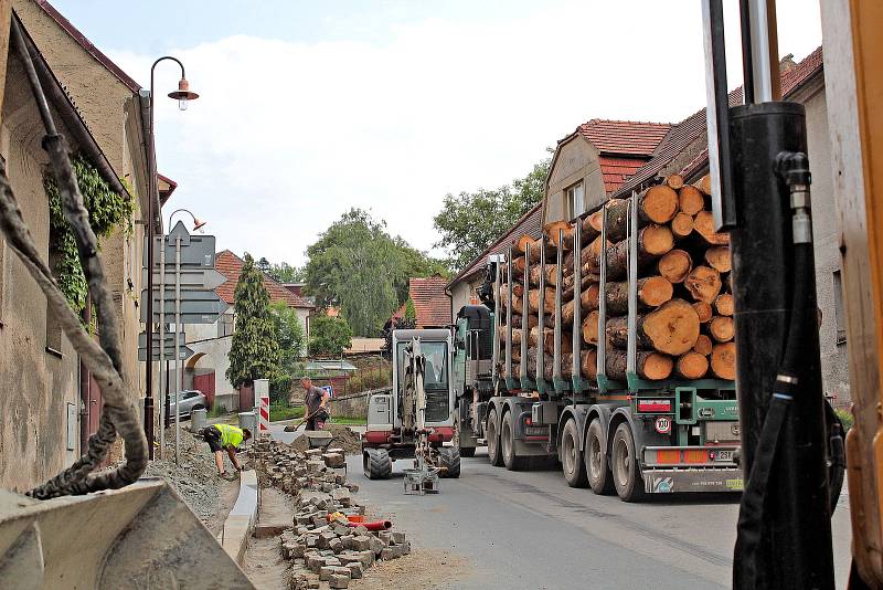 Rekonstrukce chodníku ve Vožické ulici v Načeradci.