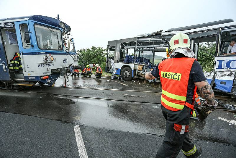 Ke srážce vlaku s autobusem došlo u Struhařova na Benešovsku v neděli 14. června.