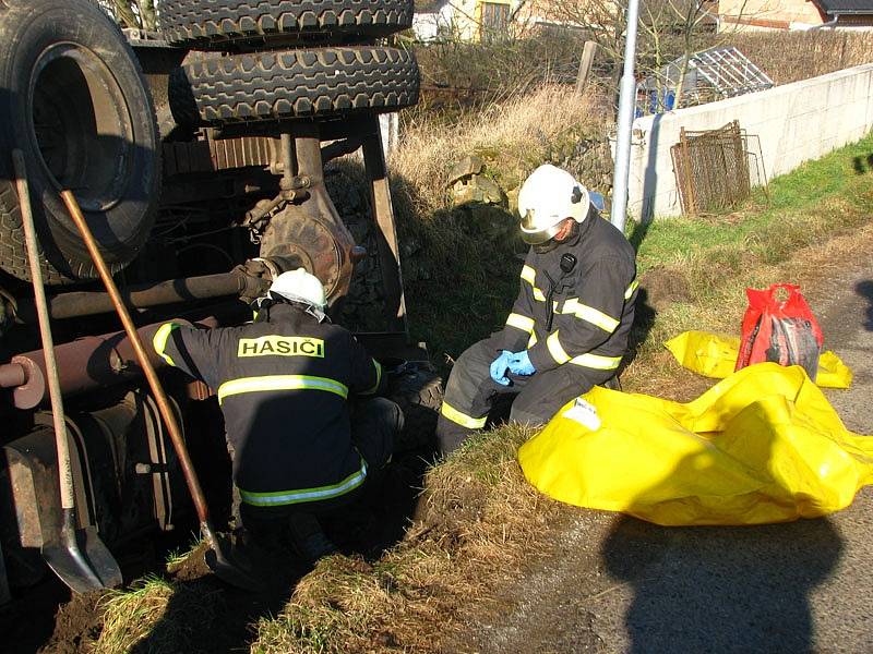 Při převrácení Liazu se vysypal náklad granulátu hnojiva a došlo k úniku nafty. 