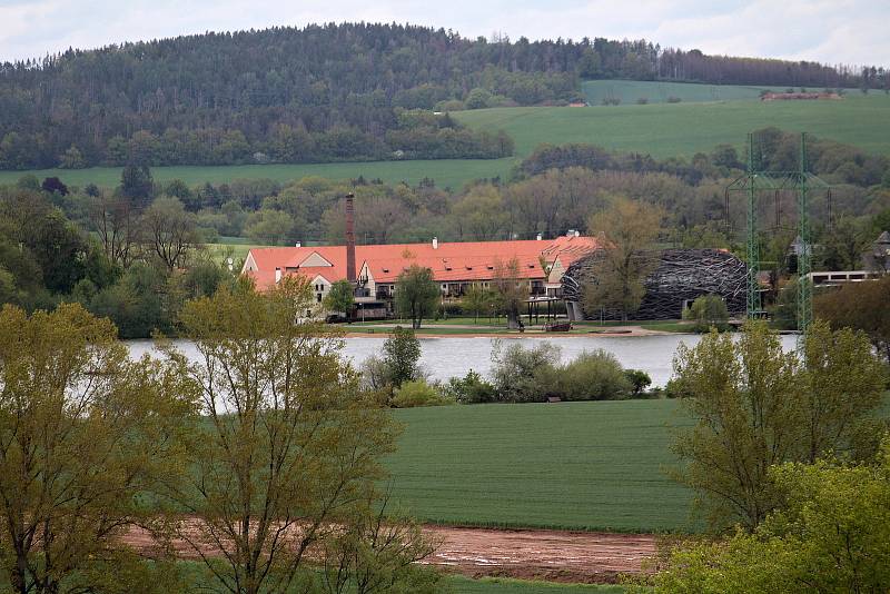 Olbramovice a okolí z dominanty obce, věže kostela Všech svatých.