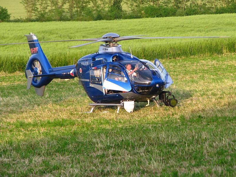 Policie hledala dvojici pachatelů v okolí lomu Bořená Hora, což neuniklo pozornosti místních obyvatel.