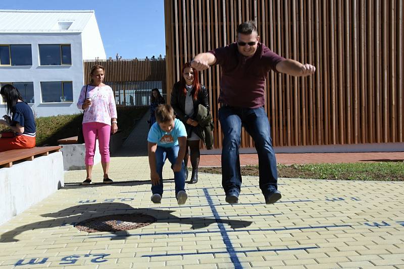 Ze slavnostního otevření Základní školy Amos v Psárech-Dolních Jirčanech.