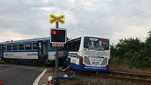 Střet autobusu a vlaku na železničním přejezdu u obce Struhařov 14. června 2020.