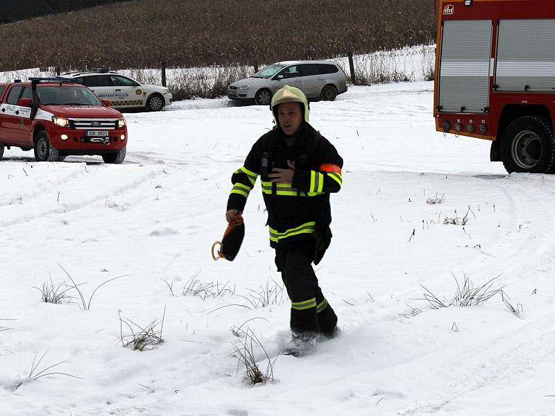 Středeční prověřovací cvičení benešovských hasičů na rybníku Papírna.