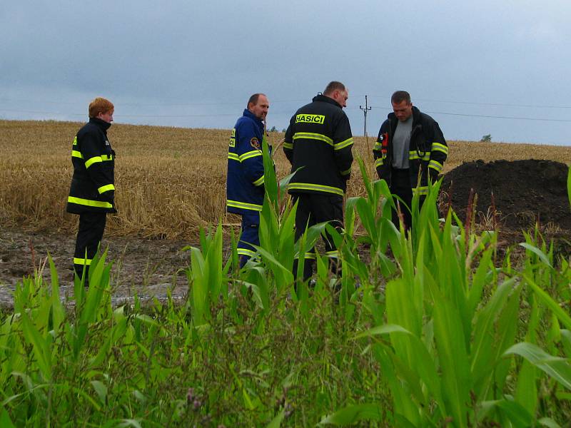 Na likvidaci ekologické havárie se podílelo pět hasičských jednotek a odborná dekontaminační firma.