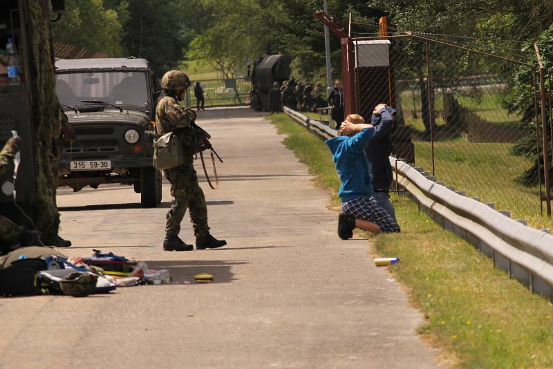 Příslušníci Aktivních záloh AČR nacvičovali na přehradě Švihov na Želivce ochranu strategických objektů.